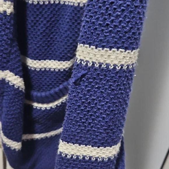 3/$15 SALE 👑 Y2k American Eagle Knit Cardigan - Picture 3 of 6